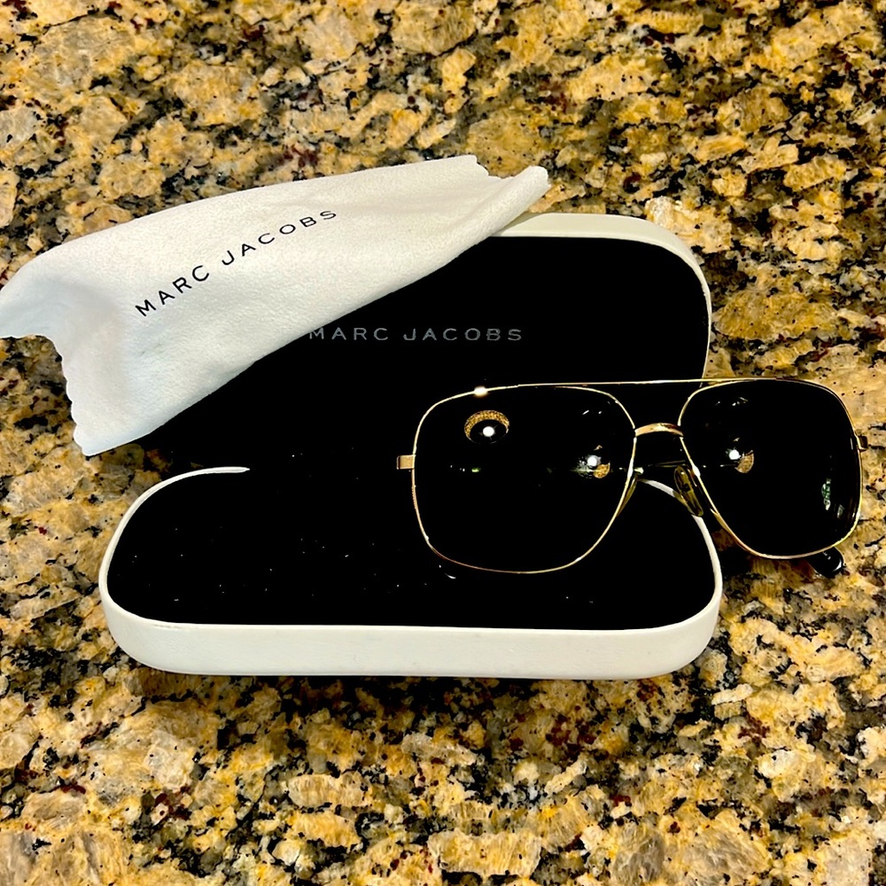 Womans MARC JACOBS sunglasses.